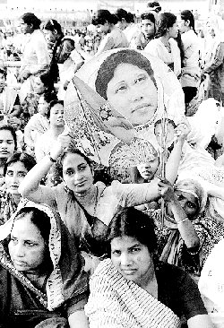 vrouwelijke aanhangers houden een portret van Begum Khaleda Zia omhoog