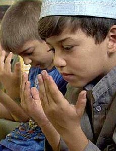 Biddende kinderen in Irak, het merendeel van de Irakezen is islamitisch