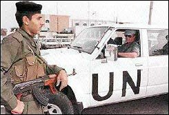Een Irakese soldaat kijkt toe terwijl de VN Irak verlaat in 1998