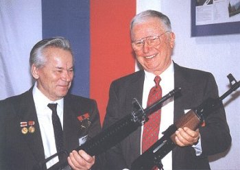 Kalashnikov (links) en Stoner (rechts), beiden met het geweer van de ander