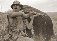 Amerikaanse soldaat in Vietnam met een M16