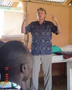 Simon Simonse aan het werk in Oeganda