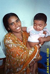 Na een ORT-behandeling is deze baby in Bangladesh er weer bovenop gekomen