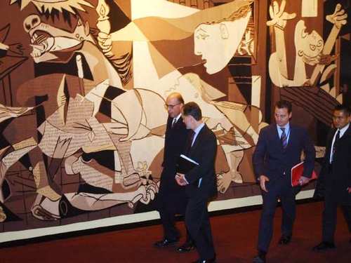 Wandkleed 'Guernica' bij de VN