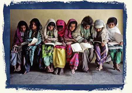 Kinderen leren lezen in Karachi, Pakistan