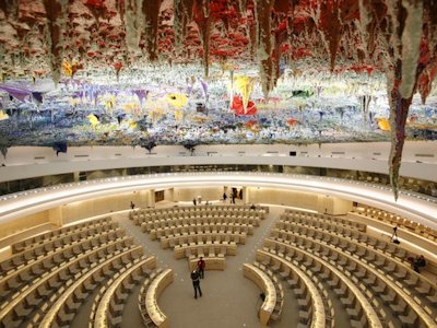 Een lege zaal na de vergadering